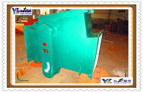 新疆永磁管道除鐵器，遠力磁電生產(chǎn)的新疆永磁管道除鐵器適用于消除液體和稀漿流中的屑狀銹皮，氧化物和鐵質(zhì)污染物，適于13至800MM的管道。可選用強磁稀土材料制品，易于檢查和清理。 一、新疆永磁管道除鐵器的選用 1. 磁體采用最新工藝生產(chǎn)的釹鐵硼永磁材料，表面磁場強度峰值不低于12000高斯; 2.優(yōu)化設(shè)計的磁棒所產(chǎn)生的度磁場，確保除鐵效果良好; 3.能承受10個大氣壓的工作壓力; 4.使用溫度可達80-120攝氏度; 5.特殊設(shè)計便于安裝和卸出雜鐵，減少工人勞動強度; 6.作時不消耗能量，運行成本低，沒有活動部件，易于操作和維修; 7.大小可按照可按照用戶規(guī)格生產(chǎn)。。 8 管體材質(zhì)為不銹鋼304 二、新疆永磁管道除鐵器使用在管道中維護說明如下： 1、開機前，操作者必須打開觀察口蓋，檢查除鐵器內(nèi)隔板上(特別是出鐵口)有無排不出的較大鐵件。若有則必須清除后方可開機。 2、本機一旦出現(xiàn)機械故障，且生產(chǎn)線暫時不便停機，可關(guān)斷本機電源，由操作工從觀察口取出雜鐵，生產(chǎn)線可繼續(xù)維持工作。但同時應(yīng)及時同專業(yè)人員檢修，非專業(yè)人員不得擅自打開機蓋，以免造成機件損壞。每次合蓋前，必須涂耐油密封膠密封。 3、應(yīng)每班清除減速電機上的灰塵;每半年給減速電機注油孔及機側(cè)鏈條加鈣基潤滑脂一次;每十二個月更換一次機箱底部油槽內(nèi)潤滑油，如果物料溫度高于100℃，應(yīng)縮短換油時間。 4、機側(cè)鏈輪蓋內(nèi)氈條和大鏈輪下氈圈為保證機箱密封和有效呼吸所設(shè)，檢修時不可損壞;氈圈經(jīng)長期使用磨損后應(yīng)及時更換。 5、如果粉料中小粒徑(≤1mm)鐵磁物含量較高。出鐵口排出中夾帶而出的粉料將隨之增多，此屬正?，F(xiàn)象。 三、新疆永磁管道除鐵器的安裝方法 1、除鐵器安裝傾角(入、出料口連線與水平面的夾角)在55°-60°為宜;兩側(cè)方向不可傾斜(即電機軸線保持水平)。出料口不應(yīng)與出鐵管道密閉連接，以長方形接鐵斗或槽形接鐵槽接鐵，出鐵口與接鐵斗間距60mm為宜，以便必要時手工清除出鐵口內(nèi)可能出現(xiàn)的阻礙物(鐵絲、物料塊等)。 2、除鐵器電控系統(tǒng)可直接接入電源，設(shè)備單獨工作;亦可受控于粉料輸送系統(tǒng)，該系統(tǒng)的啟閉決定本設(shè)備的工作與否。 3、出、入口法蘭連接面間需墊入墊片或石棉繩，確保連接處的密封性能，以免粉塵溢出污染環(huán)境。 4、接電后次開機需觀察設(shè)備運行方向是否正確，以下兩種方法均可：A、觀察減速電機轉(zhuǎn)向，其旋轉(zhuǎn)方向根據(jù)鏈瓦上標(biāo)示箭頭向一致。B、打開機側(cè)觀察口，將一粒徑小于22mm的鐵磁物(螺母等)置于吸附隔板表面，該物向下方出鐵口運動為正確。若運動方向不正確，應(yīng)立即關(guān)機，改變電機旋轉(zhuǎn)方向后再試。 5、使用前應(yīng)根據(jù)粉體中鐵磁性雜物的混入量，適當(dāng)調(diào)整電機的開停時間，調(diào)整電控箱中時間繼電器的按鈕，即可改變這兩個時間，其數(shù)值可直接在按鈕上觀察。參考選用時間為：運動時間10秒;間歇時間3～10分。用戶可通過使用、觀察、檢驗，按每次排鐵量不過3kg自行確定佳時間，若粉料中含鐵較多或粉料溫度過高時，亦可采用減速機連續(xù)運轉(zhuǎn)的工作方式。 6、使用前需從注油口往機箱內(nèi)注入N68(舊牌號40#)機械潤滑油。加油至油位觀察窗中間位置即可，使用后發(fā)現(xiàn)油位不足，可加至油位觀察窗位置，機油更換周期為一年。 7、任何情況下均不允許過大鐵塊(≥0.1kg，長度≥80mm)進入機內(nèi)，以免造成磁鐵組故障或影響除鐵效果。